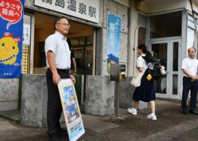 制服姿が次々と　肥薩線に通学風景戻る　吉松－隼人間の運行再開