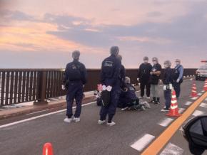 橋から転落か　海上施設で発見の女性、搬送先で死亡　大阪