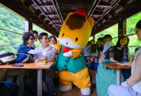 初コラボで2倍楽しく わたらせ渓谷鉄道でぐんまちゃん号運行
