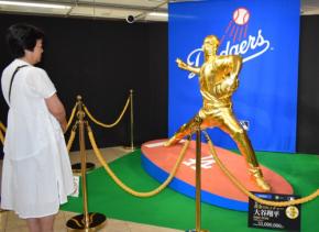 黄金の大谷翔平　本人公認の等身大像　福岡「大黄金展」で披露