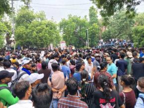インド政府も動かした「ゴキブリ」抗議　入試不祥事で教育相辞任