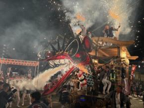 口から火花を吐く大蛇　夏の夜空焦がす大蛇山まつり　福岡