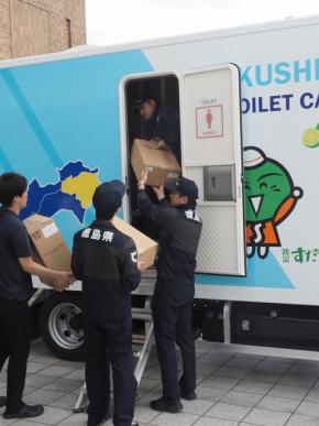 徳島県、トイレカーとリエゾンを熊本へ派遣 「現地のニーズを」