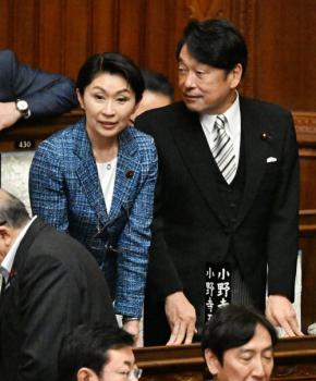 小渕優子氏が自民税調「インナー」を正式辞任 消費減税に反対