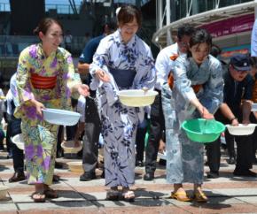 炎天下に映える洗面器　「始め！」の声、みんなで打ち水　香川
