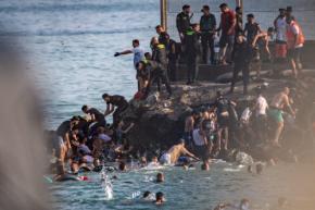 モロッコからスペイン領に移民5万人、大半は帰国　50人超死亡