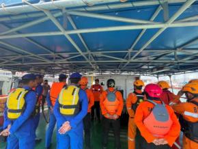 インドネシアでフェリー火災 5人死亡、41人不明 225人救助