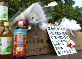 イオンモール熊本前に花束や色紙「またね」　「危機一髪」語る人も