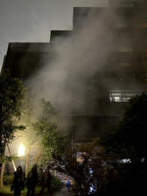 東京・小金井のマンション火災、資材から出火か　5人病院搬送