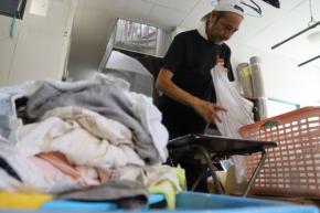 洗濯で被災者支援　地元クリーニング店協力「気持ちよく服着て」