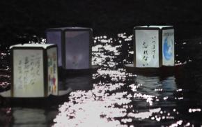 日航機事故から41年、前夜に「御巣鷹の尾根」ふもとで灯籠流し