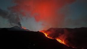 シチリア島のエトナ山が噴火　航空網混乱　溶岩見ようと観光客も