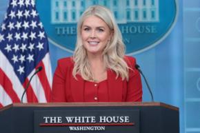 歴代最年少の米報道官退任へ　トランプ氏側近、「ほろ苦い決断」