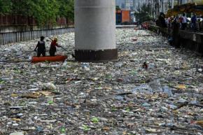 大雨続くマニラ　水路に500トン超のプラスチックごみ流れ込む