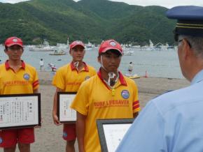 海水浴中に溺れた女児救助 ライフセーバーの大学生に感謝状 静岡