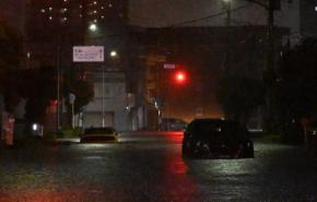 2キロ離れた自宅まで7時間の夜　記者も冠水した道路で立ち往生