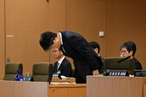パワハラ認定の横浜市長、市議の追及に涙　給与削減の意向