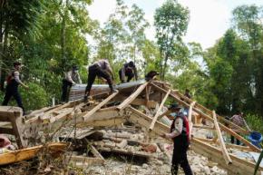 インドネシア地震、死者53人に　住宅1300戸以上が損壊