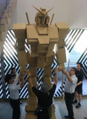 高さ3.5メートル、段ボール「ガンダム」 福岡の高校生が製作