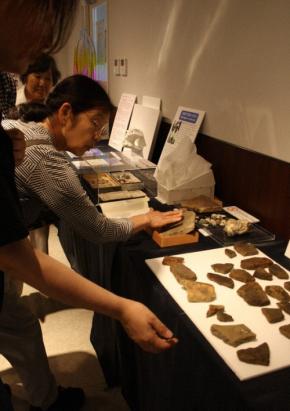 原爆で吹き飛んだ瓦、今も広島の川底に　元安川で採集の破片展示