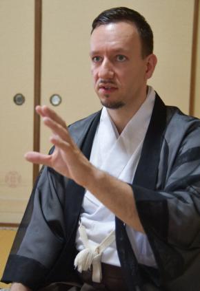 歴史書の翻刻版を製本　手がけたのはオーストリア出身の神職