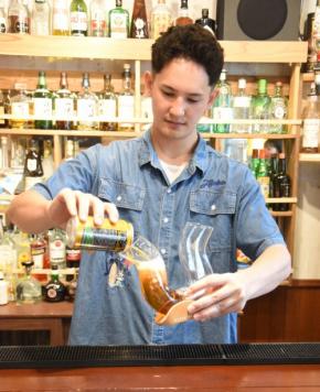 ビールと水、バランス悪いと…?　「適正飲酒」促すグラス開発