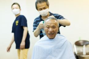 熊本地震 長引く避難生活、散髪でサッパリ 地元理容師組合