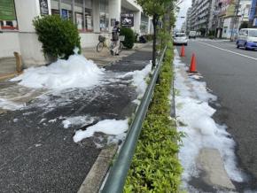 歩道に消化剤の泡、スプリンクラー誤作動か 都内で震度5弱