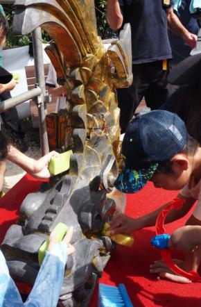 岐阜城の「金のしゃちほこ」が地上へ　子どもたち感謝の清掃