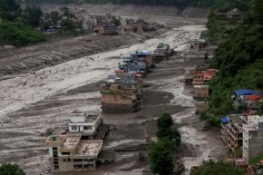 ネパール・中国大洪水で1300人超が不明 外国人多数が被害か