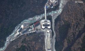 ネパール土石流　被災前後の衛星画像を比較　消え去った集落も