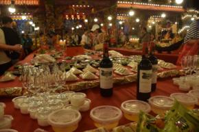 台湾・基隆で170年続く中元祭典　大量の料理を死者に供え