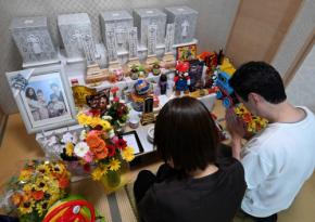  家族旅行が一転　祭壇に並んだ5人の遺骨　「現実と思えず……」