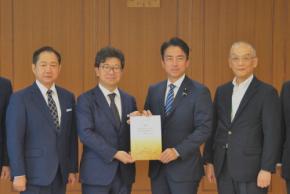 「自衛隊へ外国人登用検討を」　笹川平和財団が小泉防衛相に提言