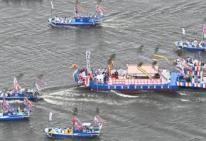 華やかな100隻の大船団「水上渡御」　鹿島神宮の御船祭