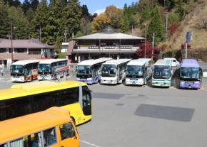 金剛峯寺、駐車場有料化を本格実施へ 高野山の観光客増え
