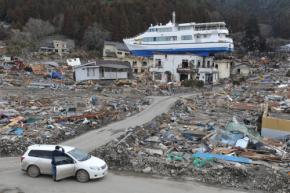 建物の上に船が 跡地に津波の高さ示すポール設置へ 岩手・大槌