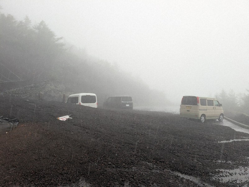 富士山駐車場で土砂流出　車体下部やタイヤ埋まる　降雨が原因か
