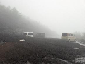 富士山駐車場で土砂流出　車体下部やタイヤ埋まる　降雨が原因か