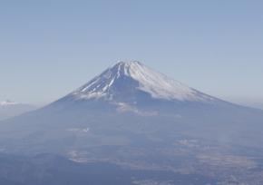 閉山間近の富士山で遭難相次ぐ　悪天候の山頂で男性2人意識不明
