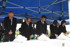 関東・東北豪雨11年 鬼怒川の堤防決壊現場で犠牲者を追悼