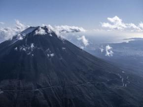 閉山中の富士山、ヘリ救助有料化へ　山梨県、27年9月開始目指す