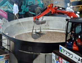 「日本一の芋煮会」ほくほく秋の味　鍋に里芋3トン、牛肉1トン