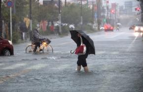 台風25号 土砂崩れで行方不明者も 160万人超に避難指示