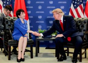 「メディアは退出を」 日本側通訳にトランプ氏喜ぶ 首脳会談