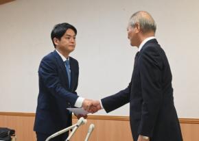 「早期に判断」　辞職の山中氏、横浜市長選の出馬要請に返答