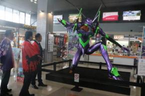 山口宇部空港にエヴァ初号機が再登場　コラボイベントをPR