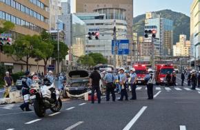 赤信号で車が急発進か　神戸・三宮の事故で女性死亡、4人重軽傷