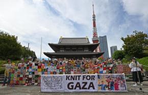 「忘れてないよ」　編み物でガザ地区支援　増上寺でイベント