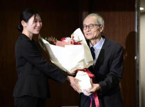 「科研費のおかげです」　ノーベル賞の硤合さん、関文科相と電話